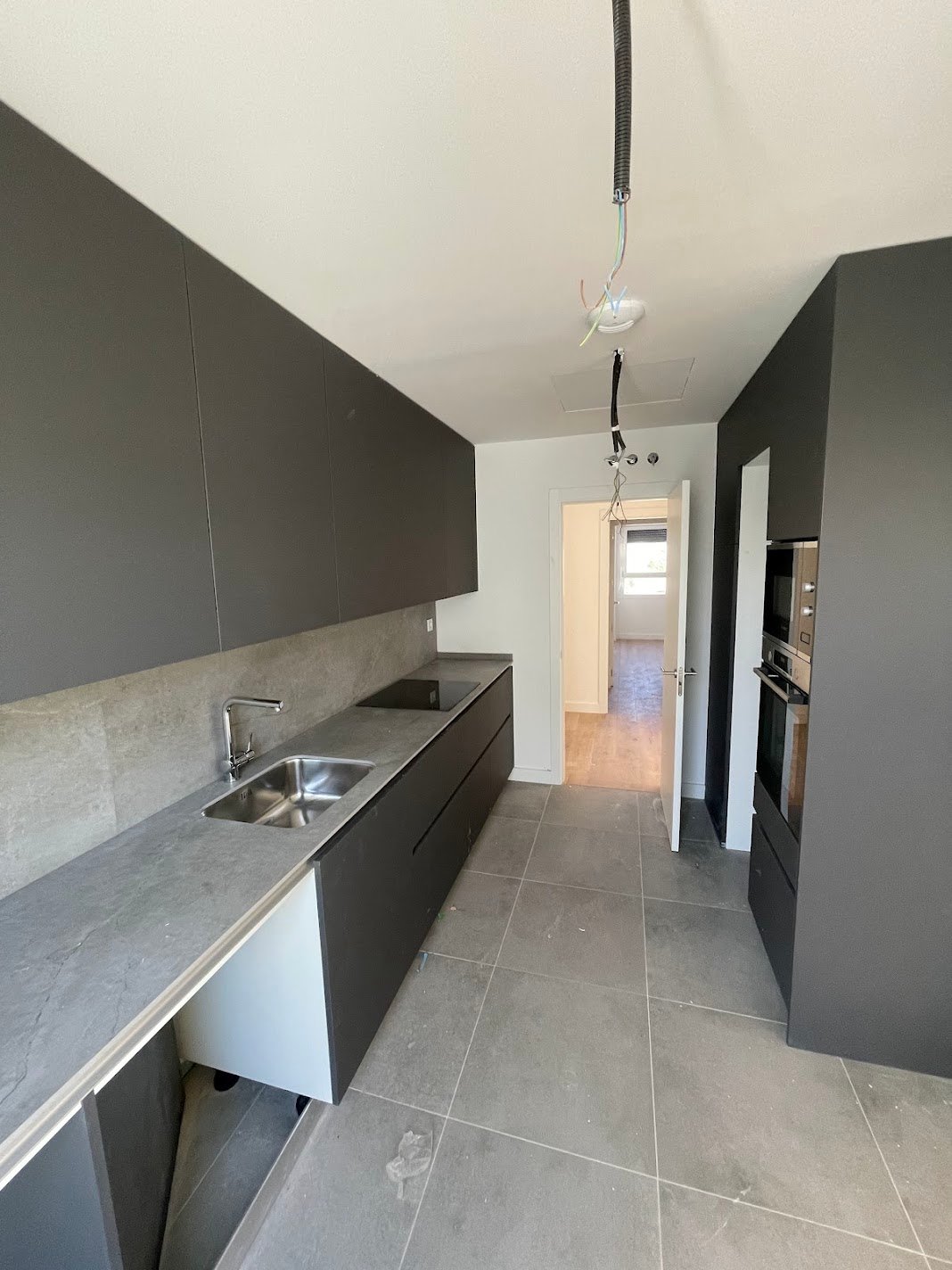 Reforma de cocina gris moderna minimalista en Marbella - PintaReformas