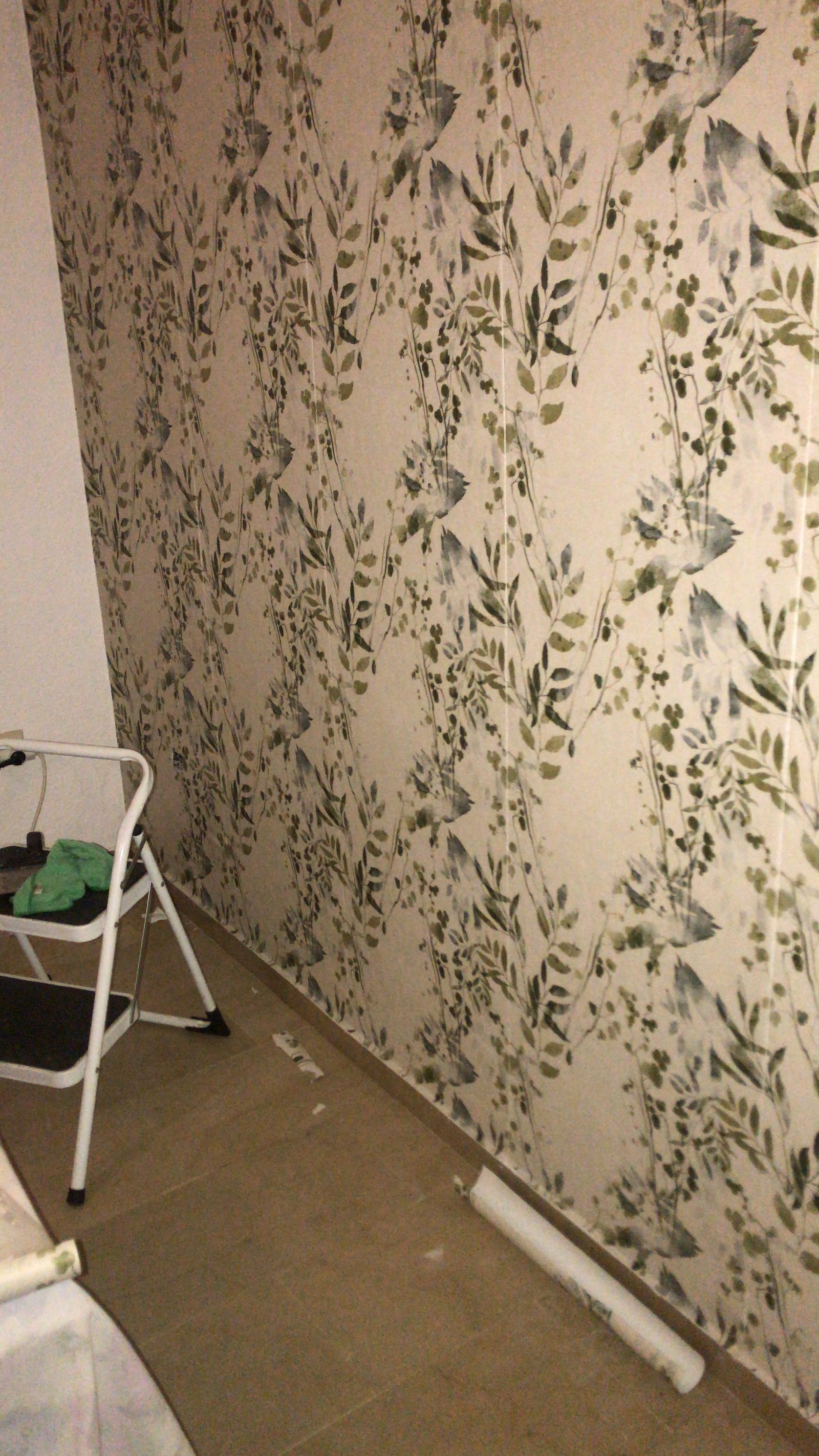 Instalación de papel pintado botánico decorativo en Granada
