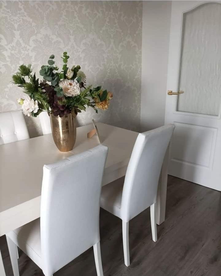 Comedor con papel pintado de estilo damasco en gris claro