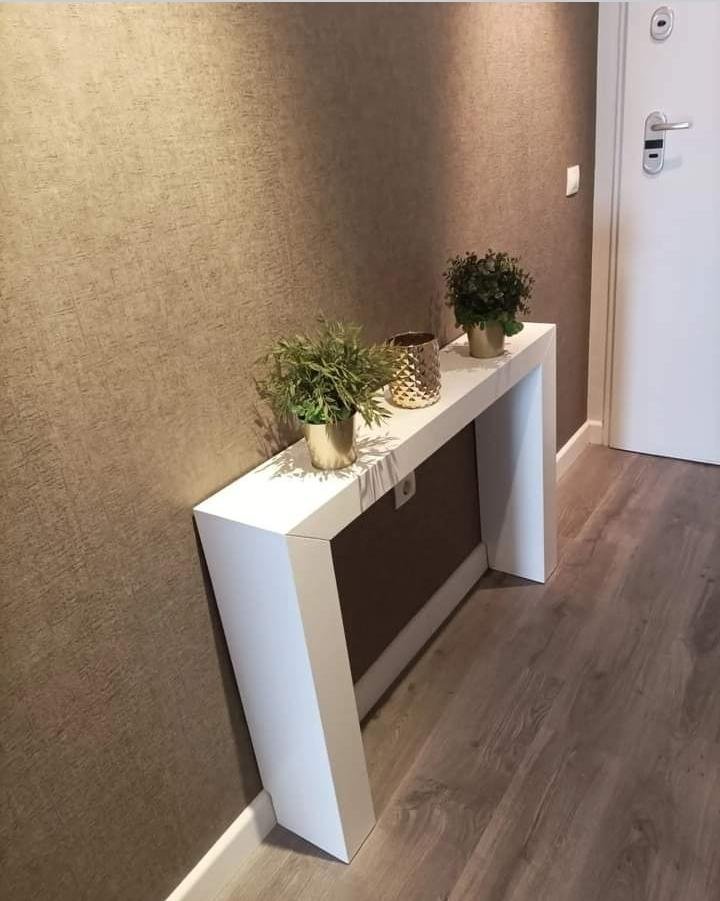 Pared de recibidor con papel pintado de textura en tono bronce