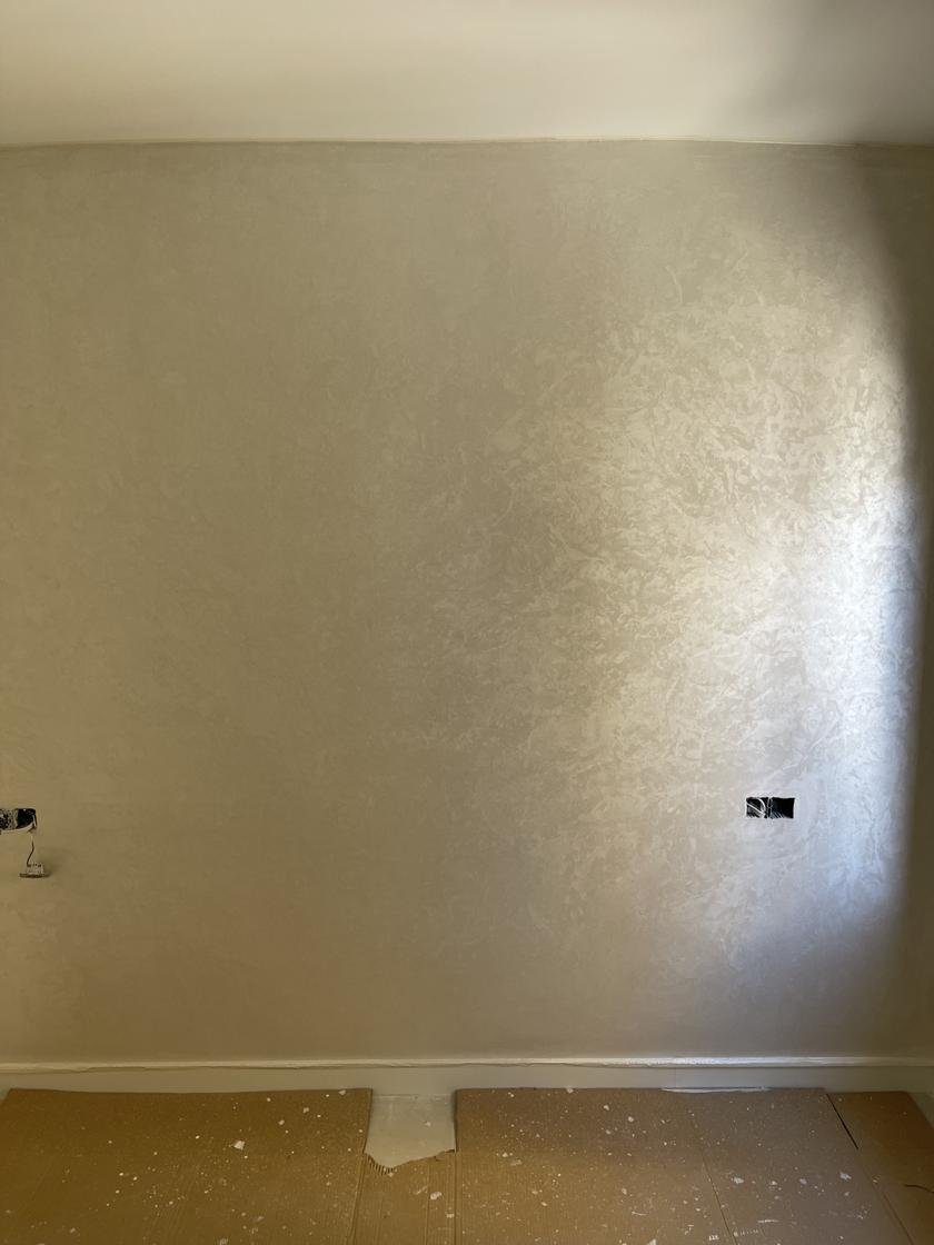 Pared de un dormitorio con pintura decorativa efecto damasco y brillo perlado
