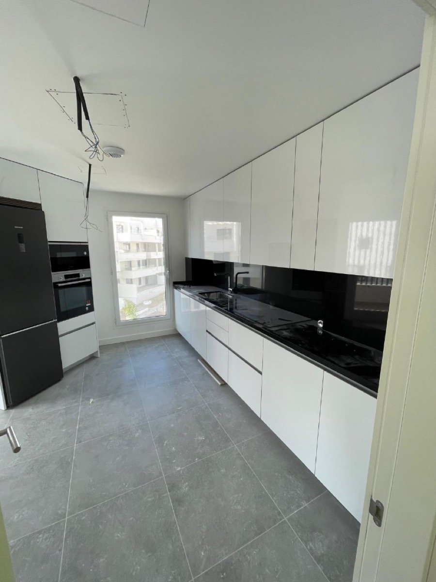Cocina reformada y pintada en un apartamento de Torremolinos destinado a alquiler turístico - PintaReformas