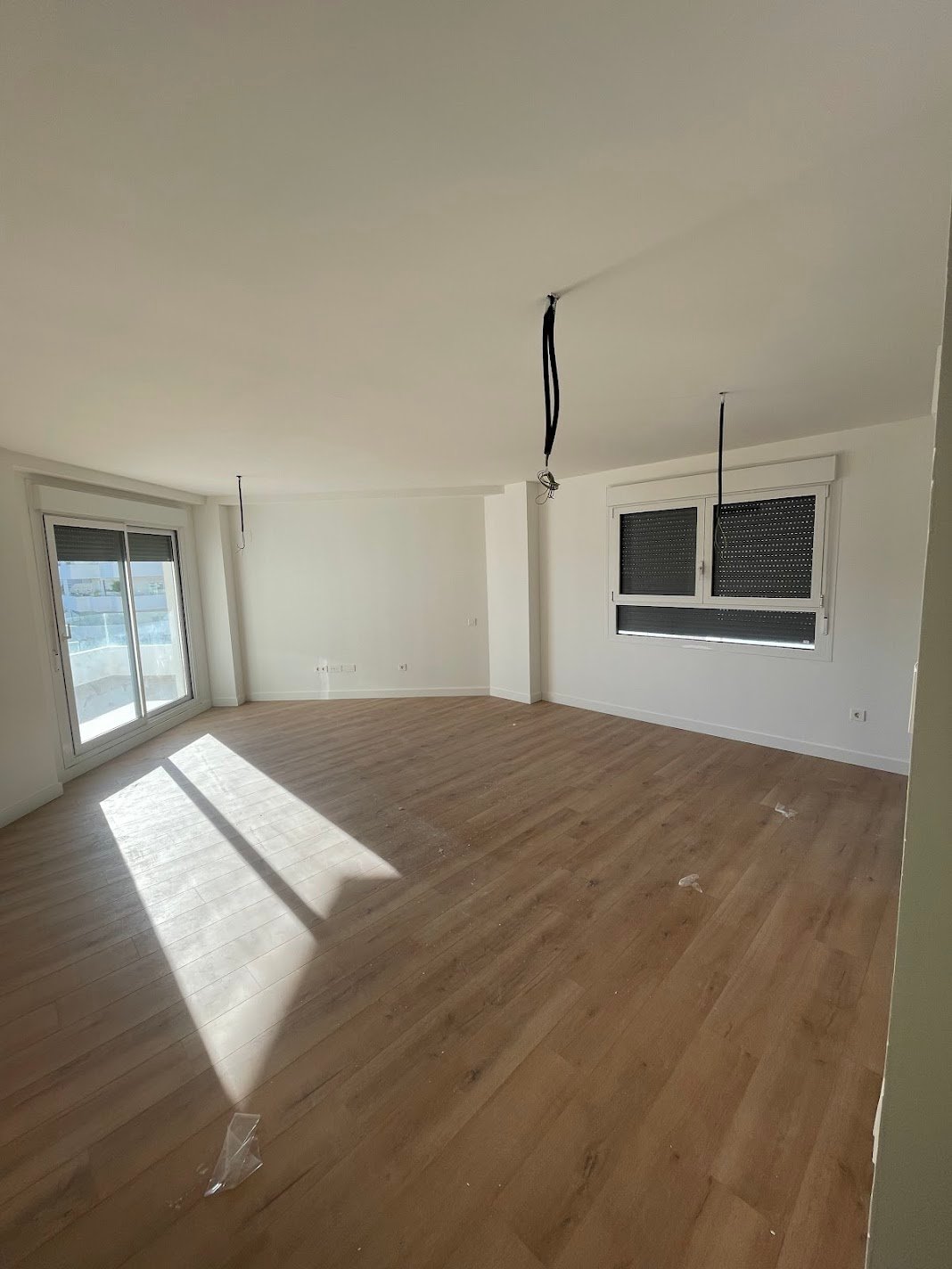Salón de una vivienda en Granada pintado en blanco antes de ponerla a la venta - PintaReformas