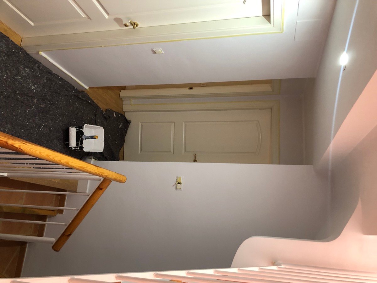 Pintura del hueco de escalera de una vivienda unifamiliar en la provincia de Granada